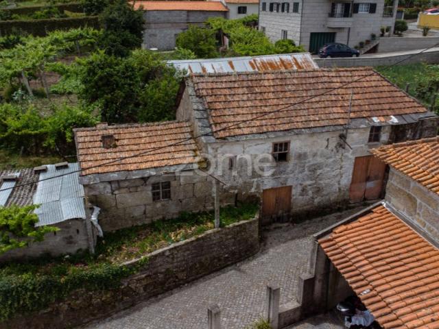 Moradia T2 para restauro em Valpedre Penafiel