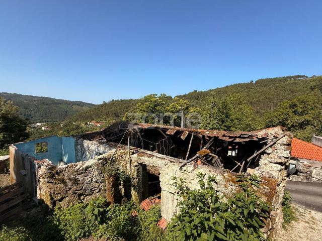 Moradia T2 para restauro localizada em Tabuaças, Vieira do Minho