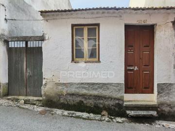 Moradia T2 para restaurar com terreno, Amiais de Baixo