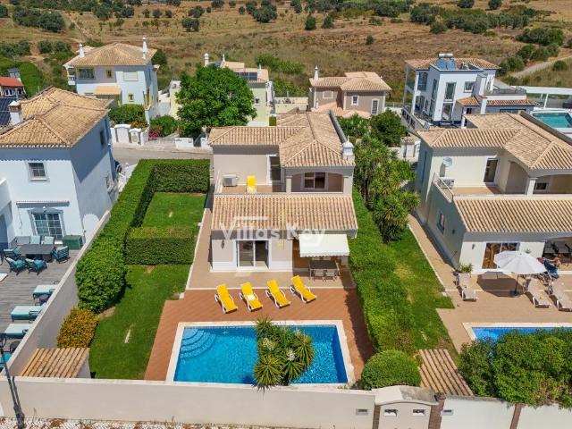 Moradia T2 piscina / jardim / perto da meia praia em Lagos 124m² Odiáxere