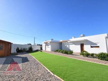 Moradia T2, Proximo Praia Santa Cruz, em Póvoa de Penafirme, A dos Cunhados, Torres Vedras, Lisboa, Portugal