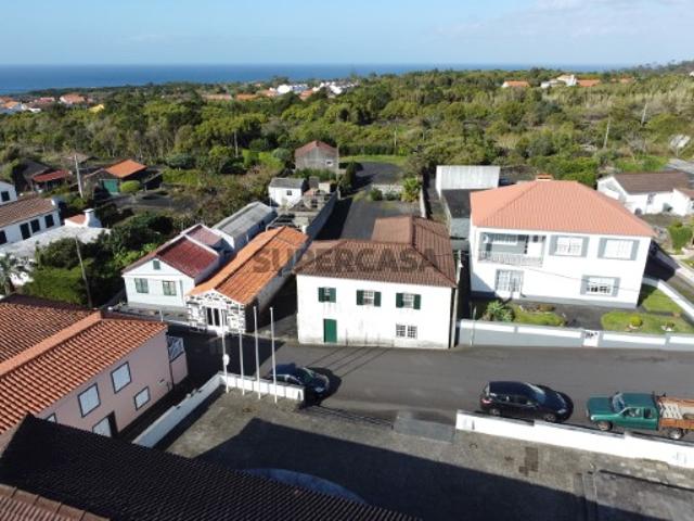 Moradia T2 Recuperada com Jardim no Centro da Madalena, Ilha do Pico