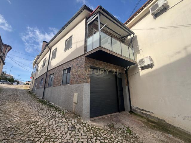 Moradia T2 Remodelada com Garagem e Quintal
