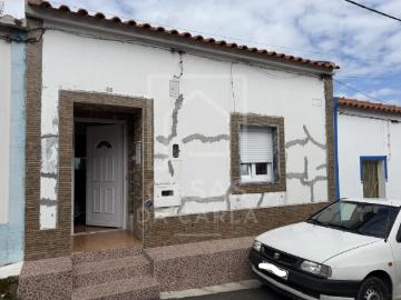 Moradia T2 remodelada com quintal em Alfundão