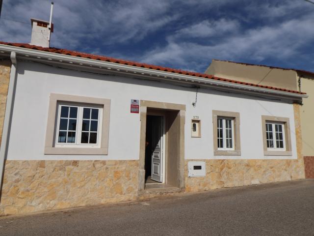 Moradia T2 Remodelada com Terraço, Quintal e Vista Deslumbrante sobre Tomar