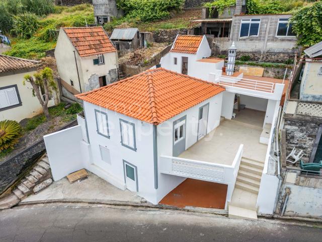 Moradia T2 Remodelada com Vista Mar, Terraço, Churrasco e 2 Estacionamentos | Canhas, Ponta do Sol