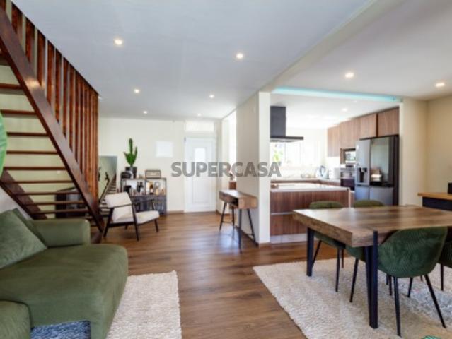 Moradia T2 remodelada, em banda situada no Bairro da Petrogal