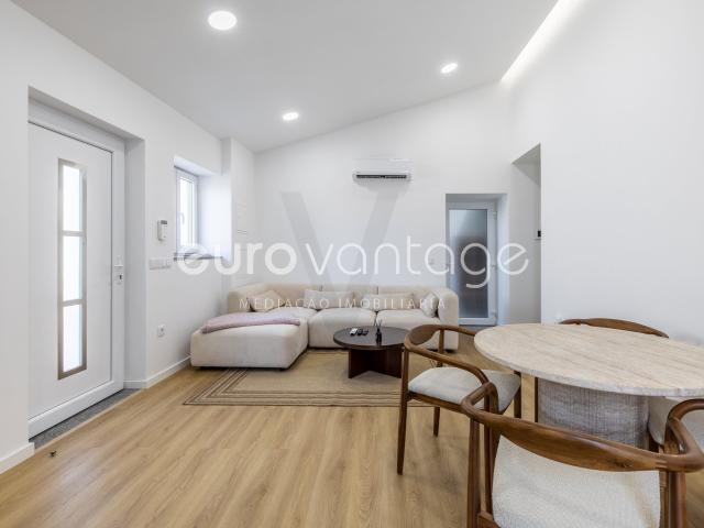Moradia T2 Remodelada, na Maceira, Leiria