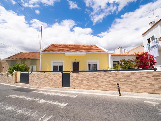 Moradia T2 Renovada, com 119 m² de Logradouro