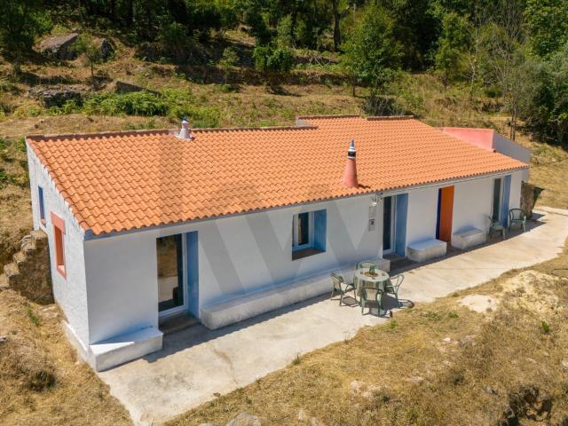 Moradia T2 Renovada com Amplo Terreno na Serra de Monchique