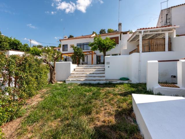 Moradia T2 Renovada com Jardim e Garagem | Centro Histórico de Montemor o Novo