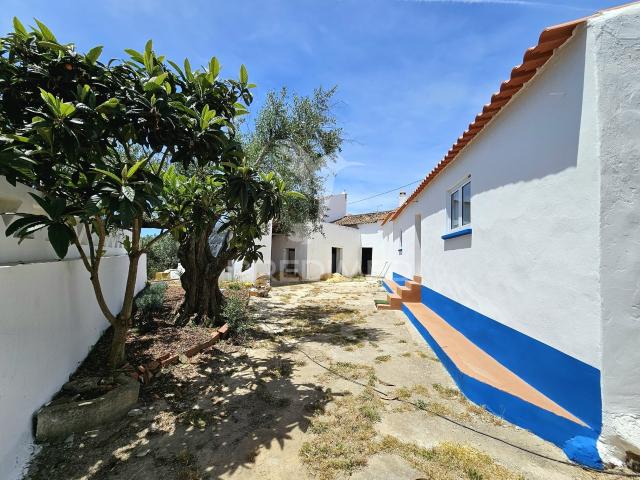 Moradia T2 renovada com quintal, em Corte Zorrinho, Almodôvar