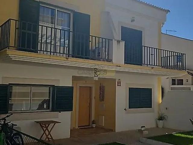 Moradia T2 Renovada e Mobilada com Jardim, Garagem e Piscina | 2 Suites