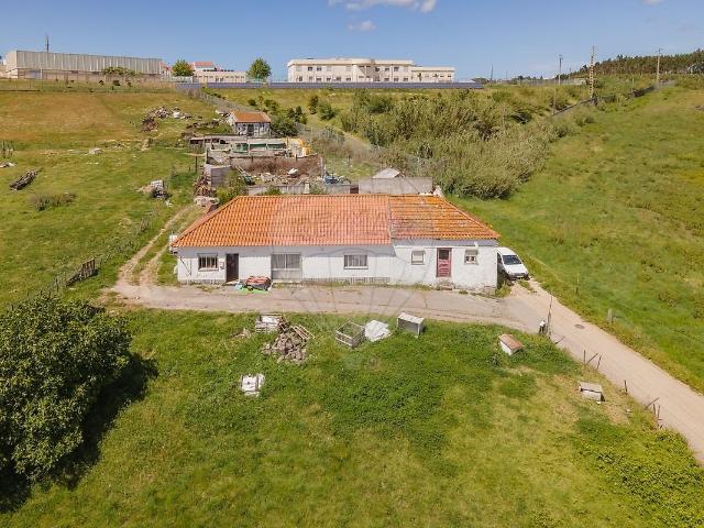 Moradia T2 térrea, armazém e anexos com área de implantação. 337m² Miragaia e Marteleira