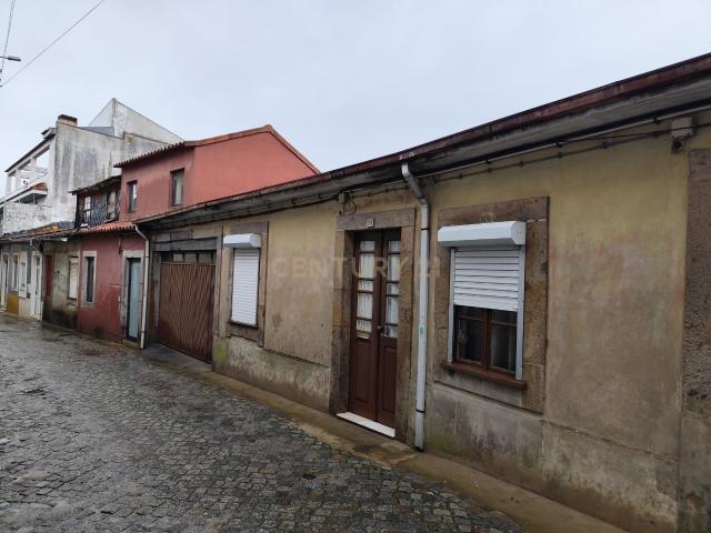 Moradia T2 térrea com inquilino