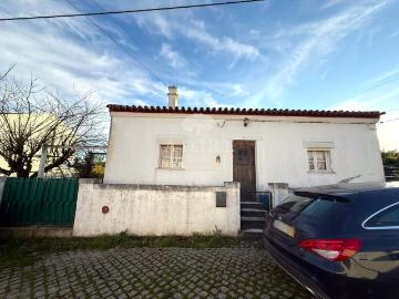 Moradia T2 Térrea com Quintal na Graça do Divor
