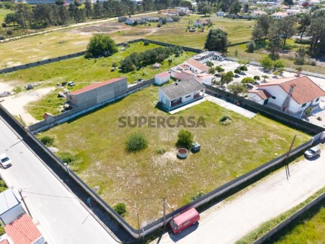 Moradia T2 térrea inserida em terreno com 2500m2