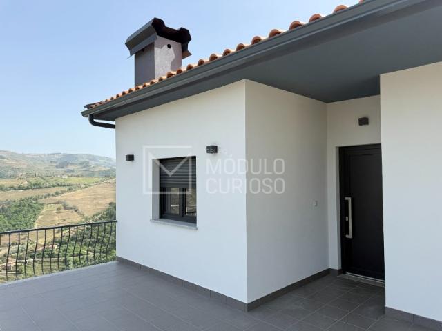 Moradia T3 Totalmente Remodelada com Terraço e Vista sobre o Rio