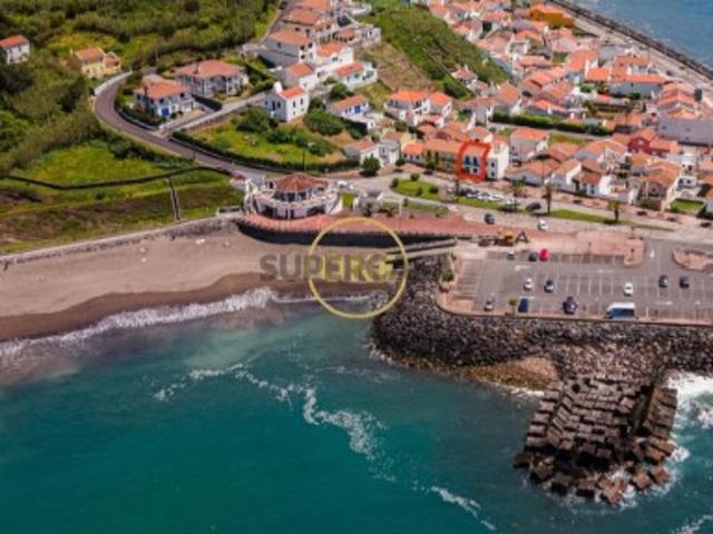 Moradia T2 Totalmente Remodelada em Frente à Praia da Ribeira Quente