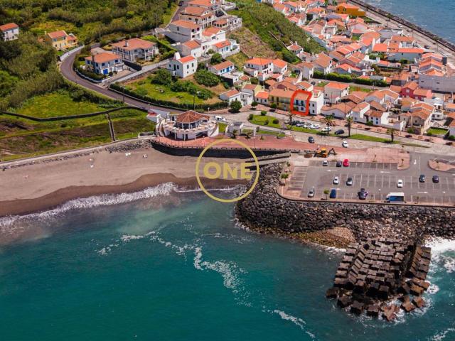Moradia T2 Totalmente Remodelada em Frente à Praia da Ribeira Quente