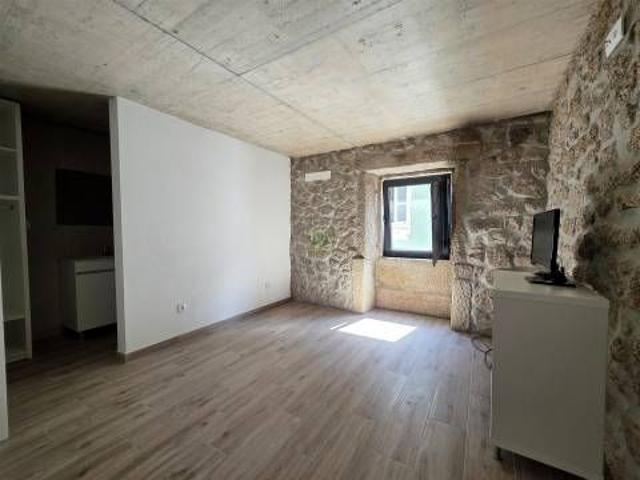 Moradia T2 Totalmente Remodelada para Arrendamento | Lousa