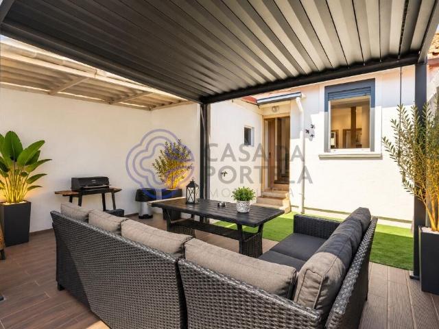 Moradia T2 totalmente renovada com dois terraços e licença A. 114m² Mafamude