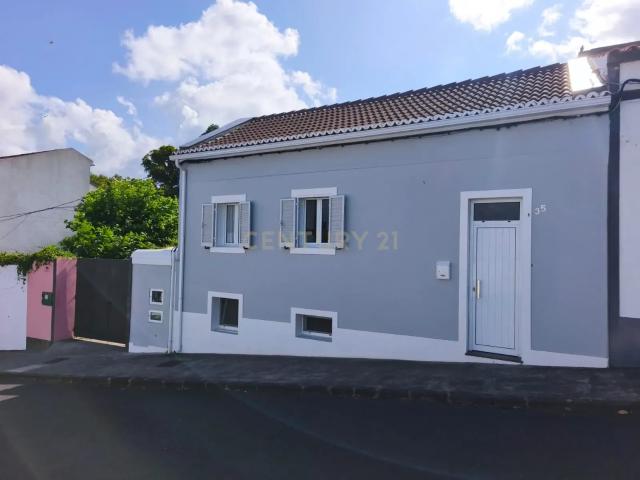 Moradia T2 Totalmente Renovada em Ponta Delgada – Pronta a Habitar!
