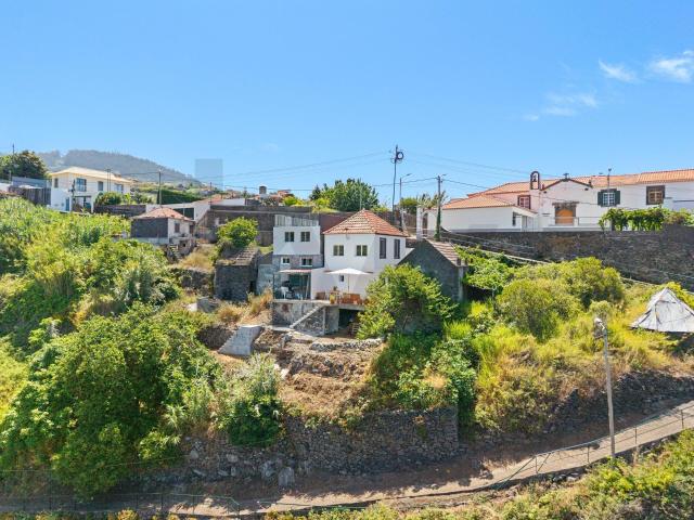 Moradia T2 Tradicional com Vista Mar e Montanha – Lombo do Doutor, Calheta