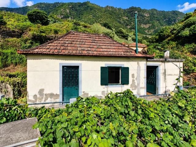 Moradia T2 tradicional para recuperar com terreno em São Vicente