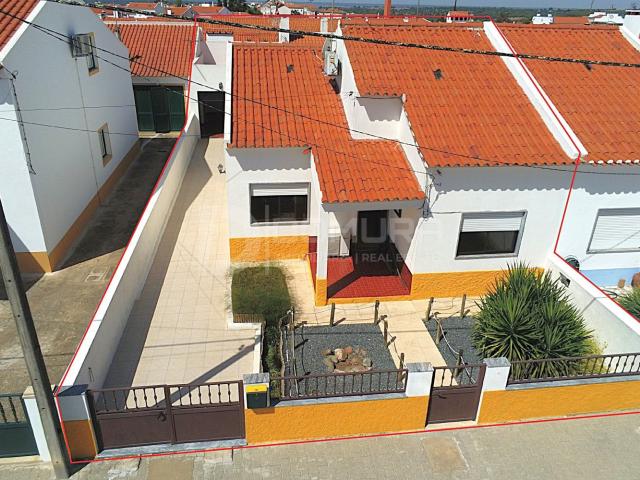 Moradia T2 + 1 com 2 Pisos, Garagem, Quintal e Churrasqueira localizada no Torrão Alcácer do Sal