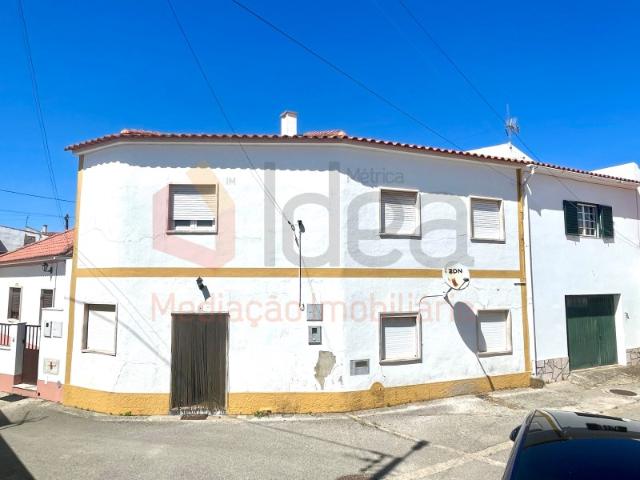 Moradia T2 + 1, composta por rés do chão e primeiro andar