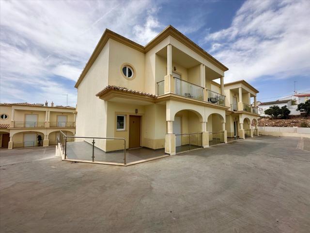 Moradia T2 +1 em condominio com piscina e garagem 201m² Guia