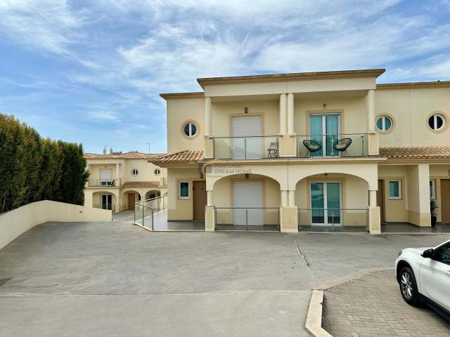 Moradia T2 +1 em condominio com piscina e garagem