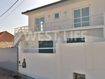 Moradia T3+3 com amplos estúdios Terraço e churrasqueira Ótima exposição solar e vista desafogada Campelos