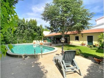 Moradia T3+3 com Jardim Piscina Alpendre e Cave em Azeitão