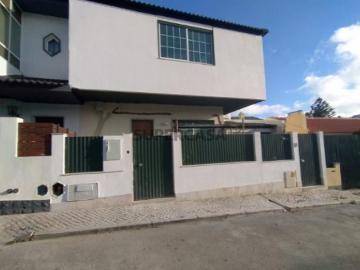 Moradia T3+3 remodelada em Madorna