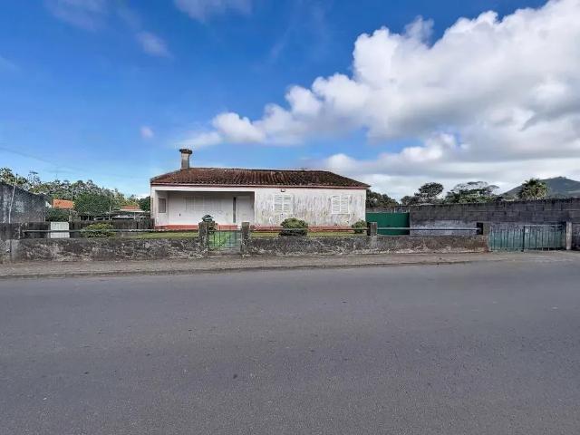 Moradia T3+1 térrea com garagem, jardim e amplo terreno — Aflitos, Fenais da Luz