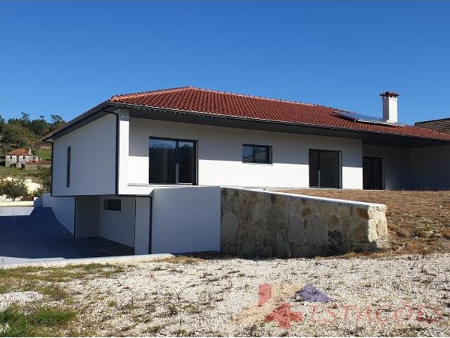 Moradia T3+1 | térrea | nova | localizada a 10 minutos de Pombal