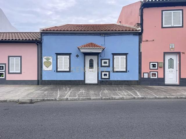 Moradia T3+1 totalmente remodelada com quintal e churrasqueira – Fajã de Baixo, Ponta Delgada