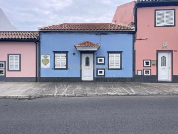 Moradia T3+1 totalmente remodelada com quintal e churrasqueira – Fajã de Baixo, Ponta Delgada
