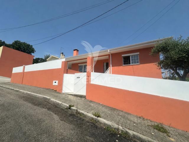 Moradia T3+1 com Amplo Terreno em Canedo – Santa Maria da Feira