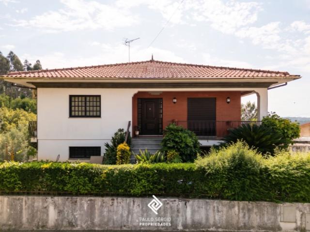 Moradia T3+1 com ampla área exterior em zona residencial calma de Oliveira de Azeméis