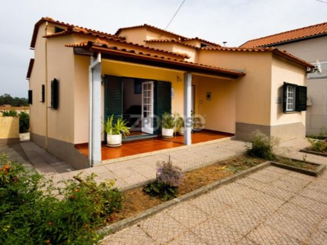 Moradia T3+1 com áreas generosas, perto de Seia