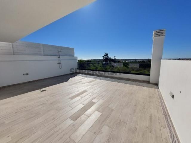MORADIA T3+1 COM GARAGEM, LOGRADOURO E PISCINA PERTO DO CENTRO DE TAVIRA