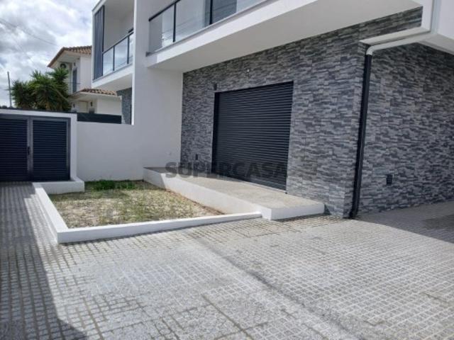 Moradia T3+1 com Excelentes Áreas e Espaço Exterior | Fernão Ferro