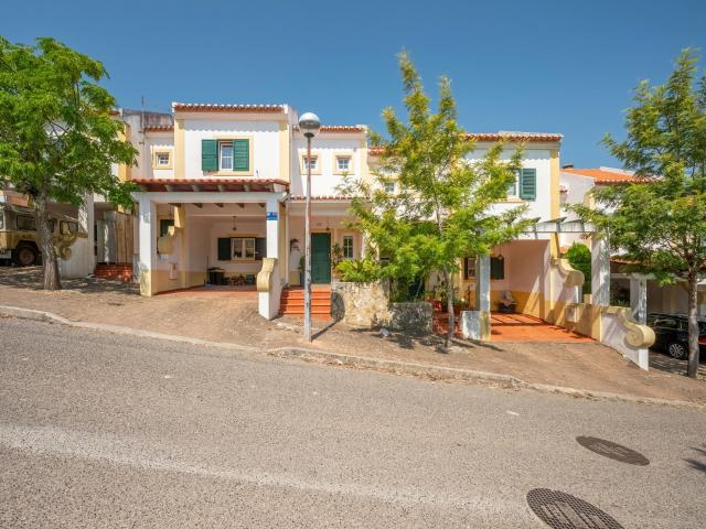 Moradia T3+1 com Jardim e Terraço | Venda do Pinheiro | Condomínio Sossegado