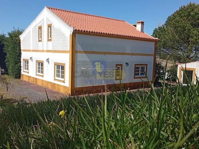 Moradia T3+1 com Jardim e Terreno de 3000m² em Óbidos
