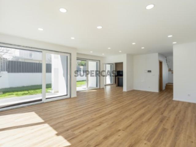 Moradia T3+1 com jardim, em Mem Martins, Sintra