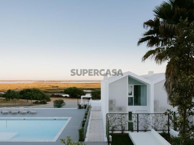 Moradia T3+1 com jardim em novo empreendimento na Fuseta