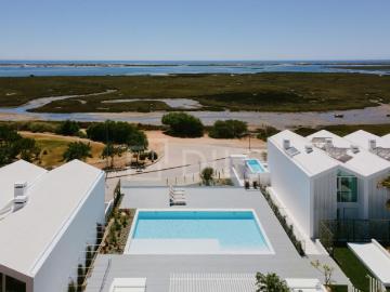 Moradia T3+1 com jardim em novo empreendimento na Fuseta